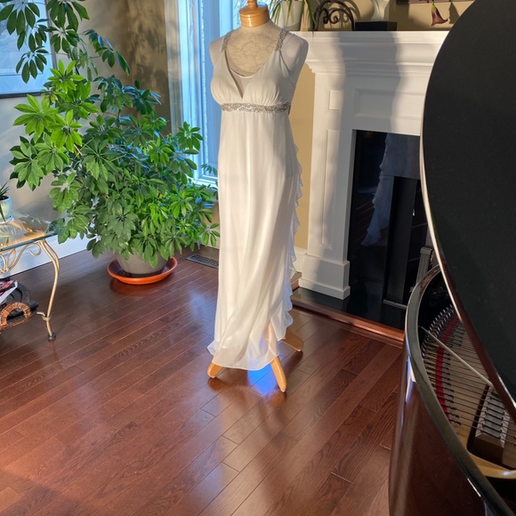 🌻SOLD🌻🌻🌻LAURA PETITES~Gown with Sequin and Ruffle Detail - Picture 6 of 15